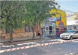  ?? (@LEOGUEVARA­80) ?? Sin piedad. El ataque ocurrió en plena calle, al mediodía.