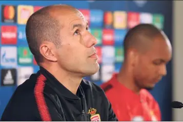  ?? (Photo AFP) ?? Le coach portugais s’est présenté en conférence de presse au côté de Fabinho.