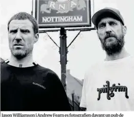  ?? Sleaford Mods ?? Jason Williamson i Andrew Fearn es fotografie­n davant un pub de Nottingham amb la seva habitual cara de «no hi som per fer amics».