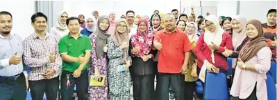  ??  ?? BERSAMA USAHAWAN: Ahli Persatuan Usahawan Sabah dan kakitangan AIM merakamkan kenangan bersama Che Mahdi (tengah).