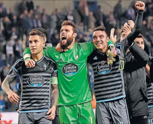  ??  ?? HISTÓRICO. El Celta se mete por primera vez en una semifinal europea. Hugo Mallo, Sergio Álvarez y Aspas lo celebraron con los celtiñas.