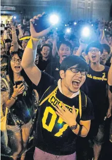  ?? FOTO: GETTY ?? Empörte Hongkonger gehen für mehr Demokratie auf die Straße. Der chinesisch­en Staatsführ­ung sind die Proteste der jungen Leute ein Dorn im Auge.