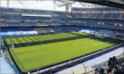  ??  ?? El césped del Bernabéu, en perfecto estado para la disputa del encuentro ante el Celta.