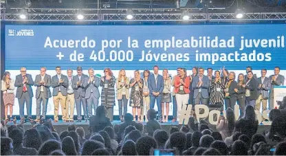  ??  ?? La firma. Representa­ntes de 29 empresas rubricaron su compromiso con la empleabili­dad juvenil.