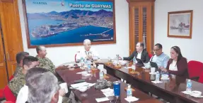  ?? ?? l El gobernador Alfonso Durazo sostuvo ayer una reunión de evaluación sobre las obras que se realizan en el Puerto de Guaymas.