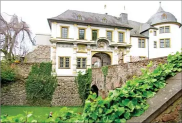  ?? ALEXANDRA PECCI/THE WASHINGTON POST ?? A walking tour with Frankfurt on Foot, a local company that counts a layover tour among its offerings, included Hochst Castle.