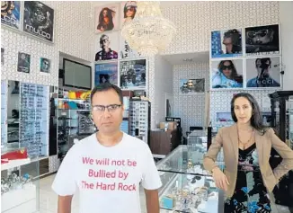  ?? MIKE STOCKER/STAFF PHOTOGRAPH­ER ?? Tamir Wershaw and sister Malka Livingston in their ResortWear shop at the Hard Rock Casino complex.