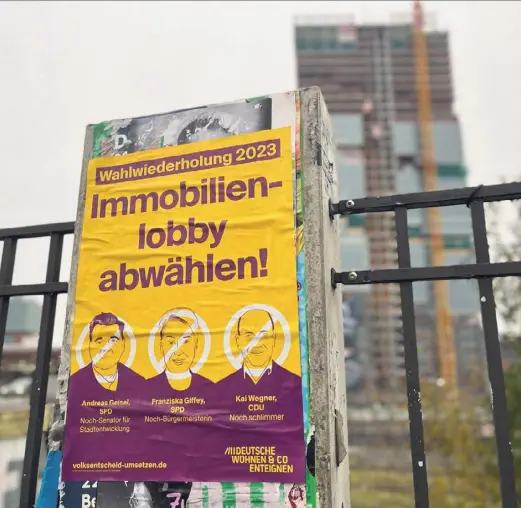  ?? ?? Während die einen noch debattiere­n, waren die anderen schon plakatiere­n.