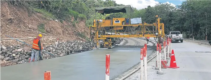  ??  ?? OBRA. Cuadrillas trabajando en la reparación de la carretera entre La Entrada y Los Ranchos, en la CA-11.