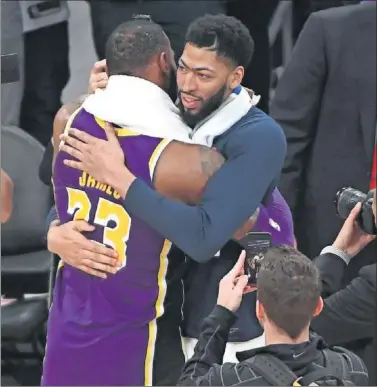  ??  ?? JUNTOS. LeBron James y Anthony Davis se funden en un abrazo. Serán compañeros en los Lakers.