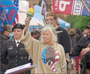  ??  ?? Des partisans de Trump devant le Capitole à Washington, le 6 janvier.