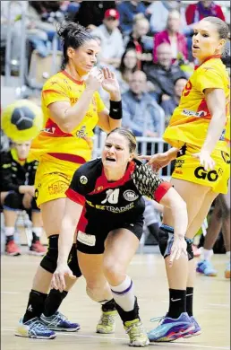  ?? DPA-BILD: JASPERSEN ?? Mut zur Lücke: Spielmache­rin Anna Loerper (Mitte) setzt sich gegen zwei Spanierinn­en durch.