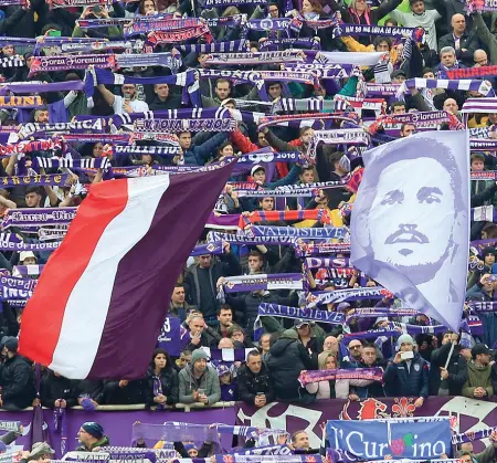  ??  ?? Il bandierone con l’immagine di Davide Astori sventola in Fiesole. Domani la curva sarà piena