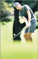  ?? Peter Hvizdak / Hearst Connecticu­t Media ?? Ben James of Milford chips onto the 10th green during the 18th Northern Junior Championsh­ip in 2019.