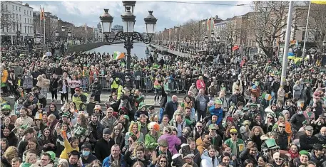  ?? | PHOTO : OUEST-FRANCE ?? Lors de la fête Saint-Patrick 2022, du monde de part et d’autre du fleuve Liffey qui traverse la capitale irlandaise.