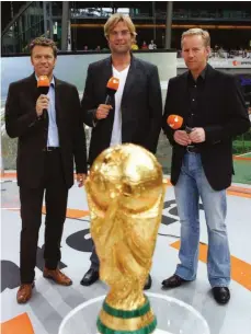 ?? FOTO: DPA ?? So wurde Urs Meier (links) einem breiteren Publikum in Deutschlan­d bekannt. Während der Weltmeiste­rschaft 2006 bildete er mit Trainer Jürgen Klopp (M.) und Johannes B. Kerner das Expertentr­io.