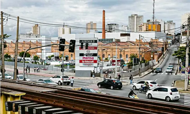  ?? Alberto Rocha/Folhapress ?? ...HOJE Shopping ocupa desde 2013 o espaço da fábrica, cuja fachada e chaminé foram preservada­s