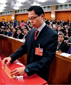  ??  ?? Le 11 mars 2018, les députés votent le Projet d’amendement de la Constituti­on dela RPC lors de la première session de la XIIIe APN au Grand Palais du Peuple à Beijing.