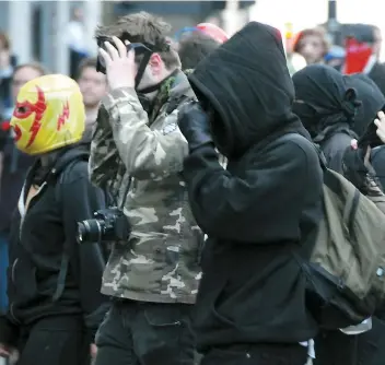  ??  ?? Les Montréalai­s n’auront plus à craindre de représaill­es s’ils portent un masque dans une manifestat­ion. Ça avait notamment été le cas lors du printemps érable en 2012.