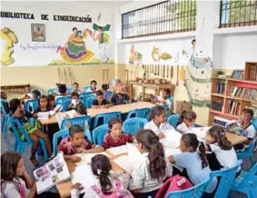  ??  ?? LECTURA. Leer textos de escritores esmeraldeñ­os es posible dentro del local que recoge más de 100 libros.