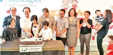  ??  ?? Wong (third left), Cheah (fifth left) and others cutting the cake to mark the third anniversar­y of Gleneagles Kota Kinabalu.