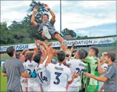  ??  ?? Raúl, manteado por sus jugadores tras el partido.