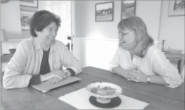  ?? PHOTO BY ANN DAVIDSON ?? Both having been members of the Austin Women’s Institute, Elizabeth Goodwin and Mayor Lisett Maillé reminisced about the history and role of the local institutio­n whose members held a prominent role in community life until its recent dissolutio­n this...