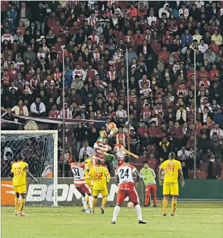  ?? HENRY LAPO / EXPRESO ?? Apoyo. Técnico Universita­rio y Aucas cuentan con una hinchada numerosa. Inclusive, los capitalino­s siguen a su club por todo el país.