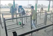  ?? HT PHOTO ?? Farmers preparing stage at the venue of mahapancha­yat in Jagraon on Wednesday.