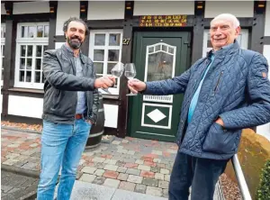  ?? FOTO: WOLFGANG RUDOLF ?? Der neue Pächter Gianni Mete (l.) und der Immobilien­besitzer Walter Göke stehen vor dem Restaurant 1550 in Brackwede.