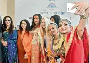  ?? DC ?? Shobaa De, Sadhvi Bhagawati, Laxmi Narayan Tripathi Amanda Parkes (from left) take a selfie with dancers Yamini Reddy, Bhavana Reddy (right) at the enGendered Dialogues event at Trident hotel on Tuesday. —