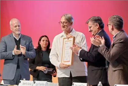  ??  ?? “El problema de que un gobernante no lea no es que no tenga cultura acumulada, sino que le será más difícil leer su realidad y tomar buenas decisiones”, afirmó el escritor Alberto Ruy Sánchez al recibir el Homenaje al Bibliófilo en la FIL de...