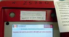  ??  ?? DisagiUna delle tre casse-ticket del Pascale fuori uso, con la triste dicitura «nessun servizio è attivabile»