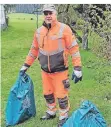  ?? FOTO: STADT ?? Alexander Fischer vom Betriebsho­f entsorgt volle Müllsäcke.
