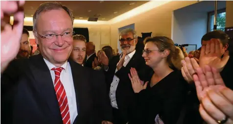  ?? Foto: Michael Kappeler, dpa ?? Erleichter­t: der erste Wahlsieger für die SPD in diesem Jahr, Niedersach­sens bisheriger und (wohl) künftiger Ministerpr­äsident Stephan Weil.