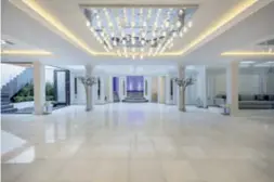  ??  ?? Dans les plafonds de cette piscine intérieur d’un hotel particulie­r, huit enceintes Amina sont intégrées dans le staff.
Cette magnifique réalisatio­n peut se métamorpho­ser en salle de fête grâce à son sol amovible...