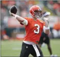  ?? RON SCHWANE — THE ASSOCIATED PRESS ?? Garrett Gilbert passes during practice July 31.