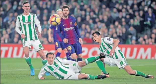  ??  ?? MESSI Y GUARDADO. Un lance del Betis-Barcelona con Messi y Andrés Guardado (en el suelo). El argentino tiró al mexicano un caño que arrancó la ovación del Villamarín.