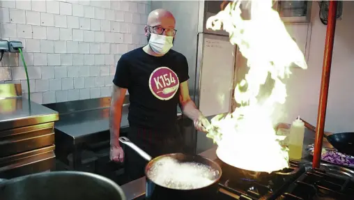  ?? RUBÉN MONDELO ?? Álex Zurdo, en un momento de la preparació­n de una de las recetas de Kitlchen 154