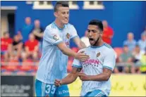  ??  ?? Distintas secuencias del amistoso Teruel-Real Zaragoza disputado ayer en el campo de Pinilla, con la celebració­n incluida del gol del colombiano Medina.