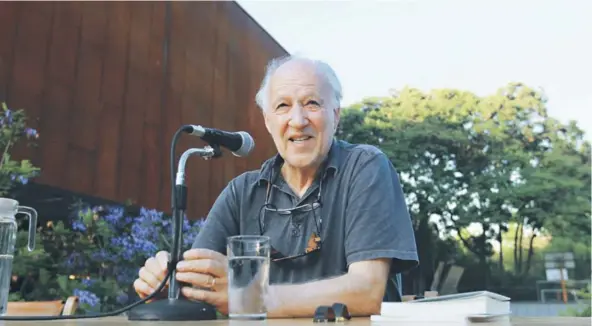  ??  ?? ► Werner Herzog dialogó con Fernando Pérez, ante una gran cantidad de asistentes, en el patio del campus Lo Contador de la UC.