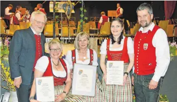  ?? FOTO: SD ?? Für ihre langjährig­e Mitgliedsc­haft ehrte Roland Paulus (links) vom Allgäu-Schwäbisch­en Musikbund mehrere Mitglieder, darunter auch Rosi Höllgartne­r, die seit 50 Jahren im Musikverei­n spielt.