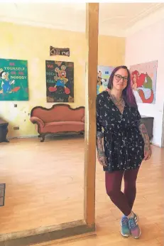  ?? FOTO: MARC INGEL ?? Tanja Kühn in ihrem neuen Atelier in Eller. Die offizielle Eröffnung musste wegen Corona verschoben werden.