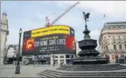  ??  ?? A nearly deserted Piccadilly Circus in London.
AP