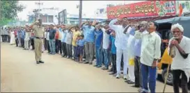  ?? HT PHOTO ?? Residents of Jammikunta town in Telangana’s Karimnagar district stop whatever they are doing as soon as loudspeake­rs come to life at 7.58am, telling them the anthem is about to begin in two minutes.