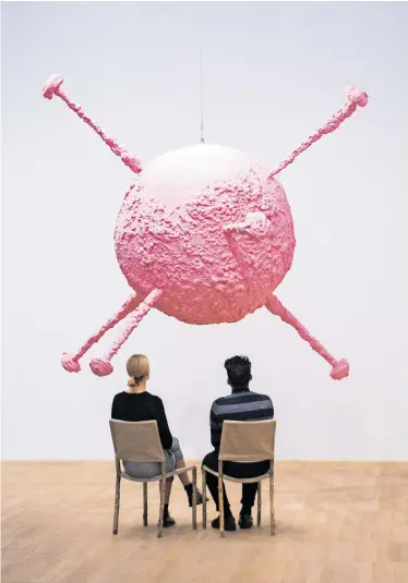  ?? Elliott Franks / Eyevine / picturedes­k.com ?? „Epiphanie an Stühlen“, hier bei einer Franz-west-Schau 2019, Tate Modern, London.