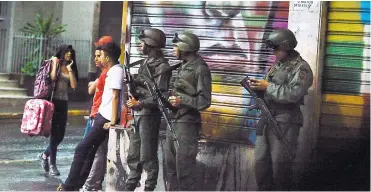  ?? AFP ?? Soldados hacen guardia en los alrededore­s del palacio presidenci­al de Miraflores, en Caracas.