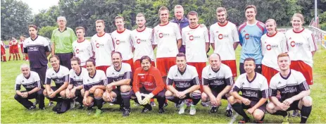  ?? FOTO: WILFRIED WAIBEL ?? Mutpol Tuttlingen (schwarz-weiße Trikots) und die Hermle AG standen sich im Finale des Firmenturn­iers gegenüber.