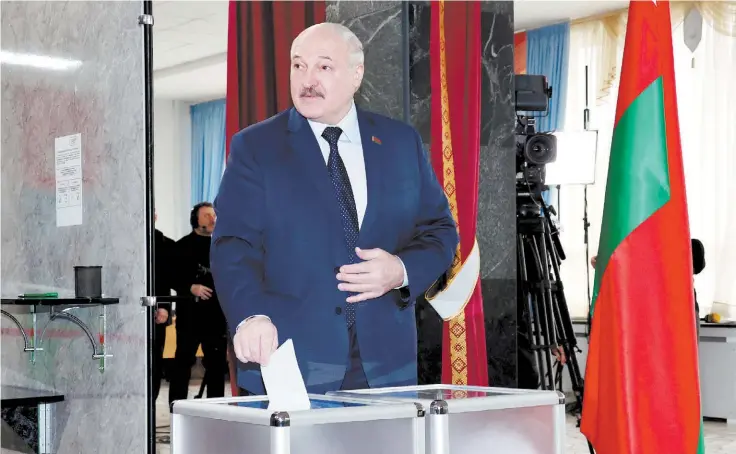  ?? ?? Президент Беларуси Александр Лукашенко по традиции проголосов­ал на участке № 1 в Минске.