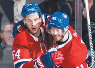  ?? GRAHAM HUGHES LA PRESSE CANADIENNE ?? Charles Hudon célèbre avec Paul Byron l’un de ses deux buts de la soirée, jeudi, contre les Hurricanes de la Caroline. C’était avant qu’il cause le but victorieux des visiteurs en fin de match.